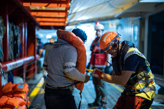 Ancona - Ocean Viking con a bordo 67 migranti: assegnato il porto dorico